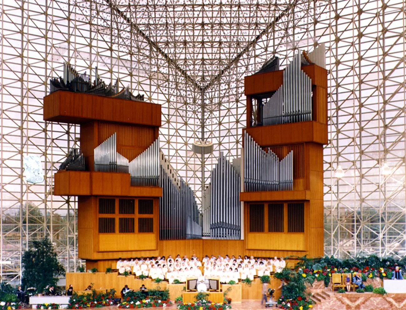 Interior of the Crystal Cathedral by Philip Johnson, showing the massive space-frame and wooden pipe organ towers.