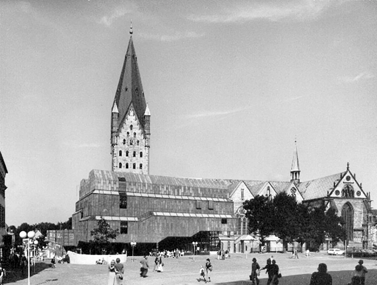Black and white photo of Gottfried Böhm's lead-clad Museum of the Diocese in Paderborn next to a cathedral.